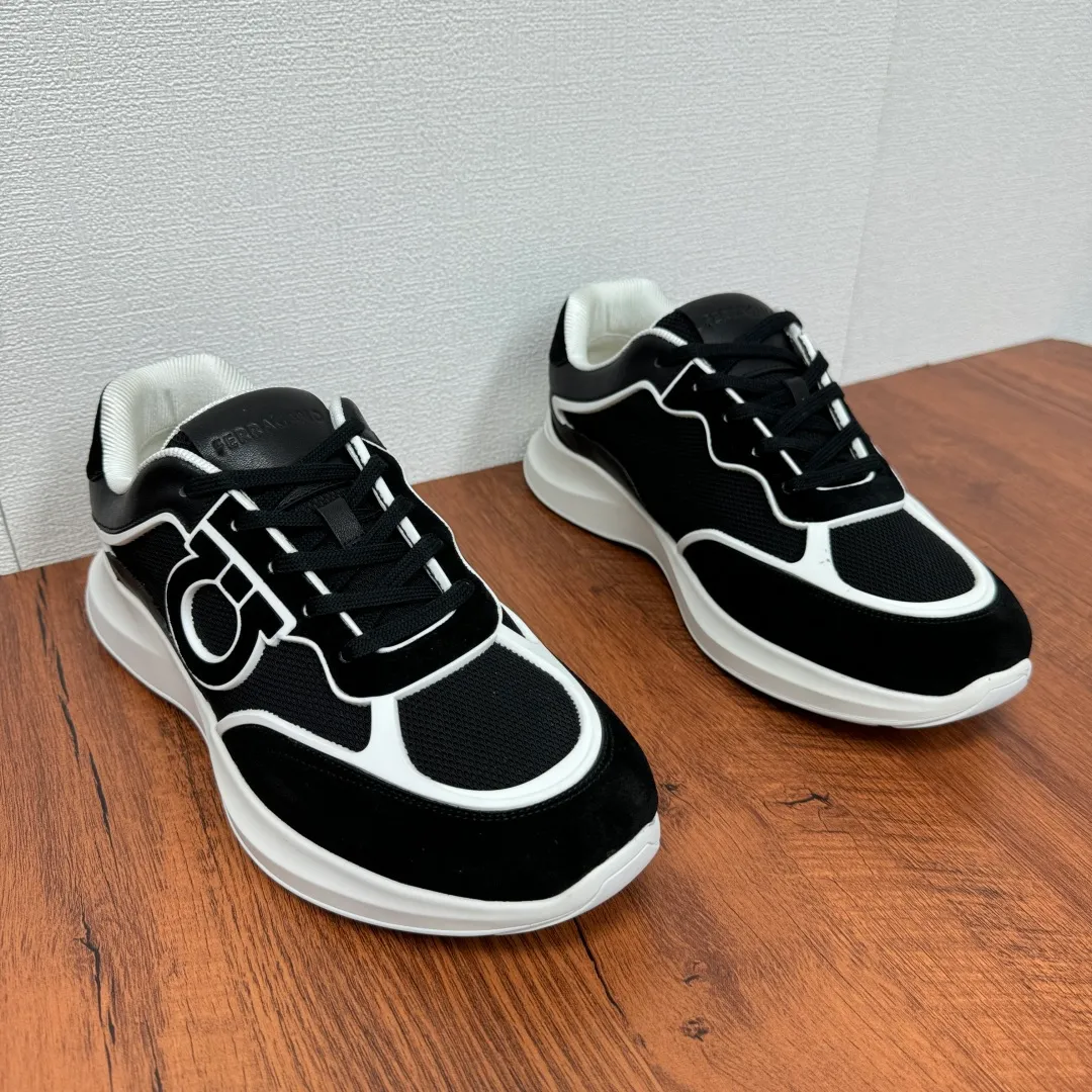[Ferragamo] Top P: 720💰 Size: 39~44 (38 45 custom-made, non-returnable) Ferragam/Ferragamo Cancini buckle men's low-top casual shoes Spring and summer official website synchronized new thick-soled versatile sports shoes for men This urban-style casual shoe boldly combines a variety of fabrics, cleverly using high-tech mesh fabrics and smooth leather to create a unique high-end look, with side dropouts Cancini buckle, padded collar and tongue, and eye-catching lightweight rubber sole make the design even more sophisticated! The perfect blend of style and comfort. , the shoe body is outlined with exquisite lines, embellished with iconic elements, and equipped with comfortable sole technology to boost your pace. Whether you are walking on the street or exercising, you can show your extraordinary charm. .